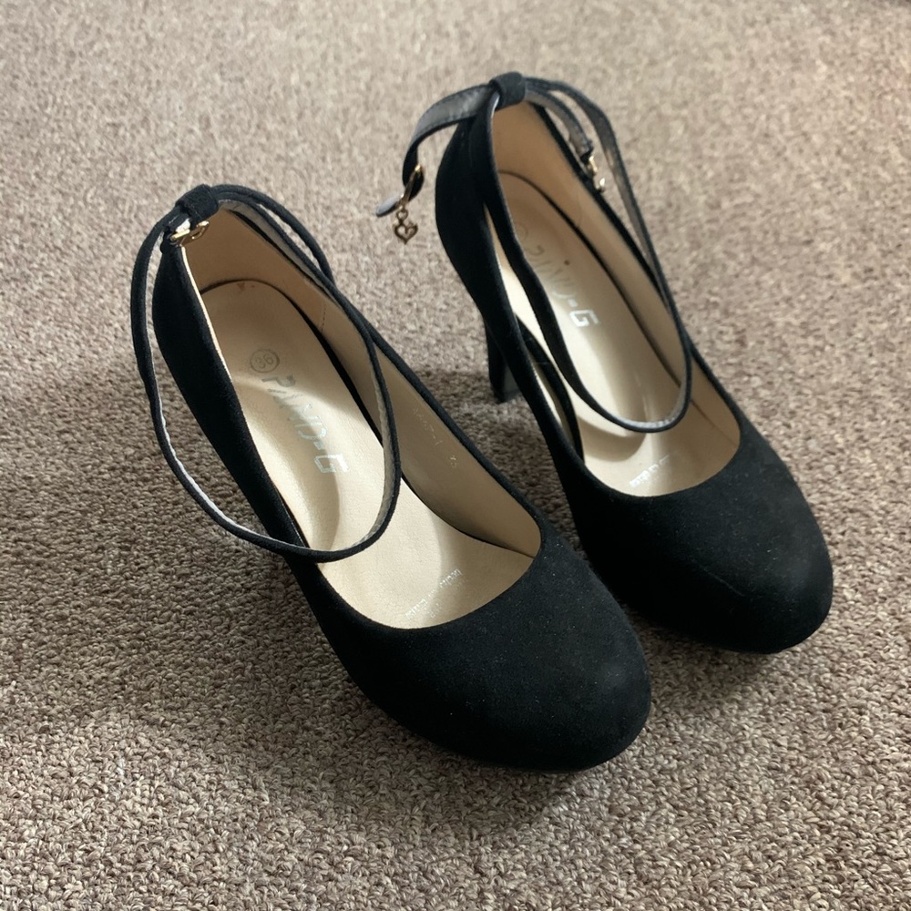 Black single strip velvet round tip heels